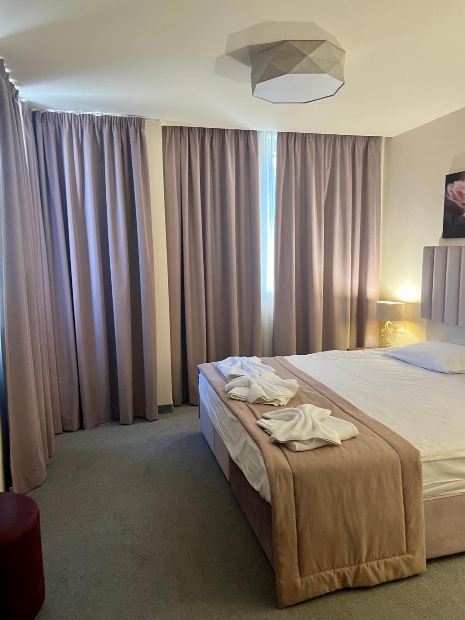 Floral Boutique Hotel Pleven Ngoại thất bức ảnh